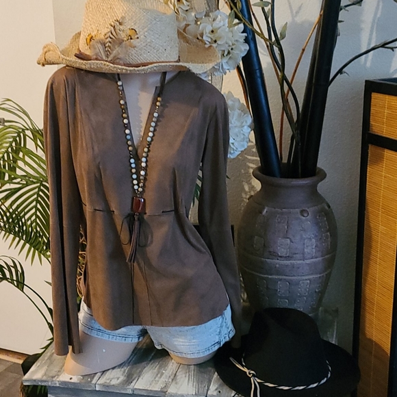 SALE TODAY BEAUTIFUL SUEDE BROWN COWGIRL TOP. - Picture 15 of 16
